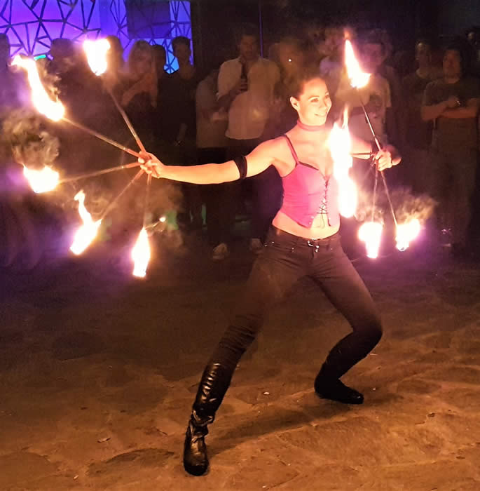 Feuershow als Mitternachtseinlage
